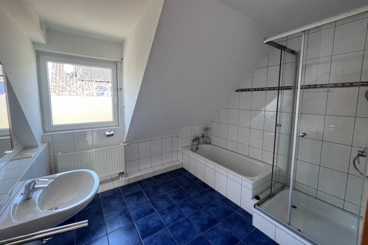 Badezimmer mit Wanne und Dusche
