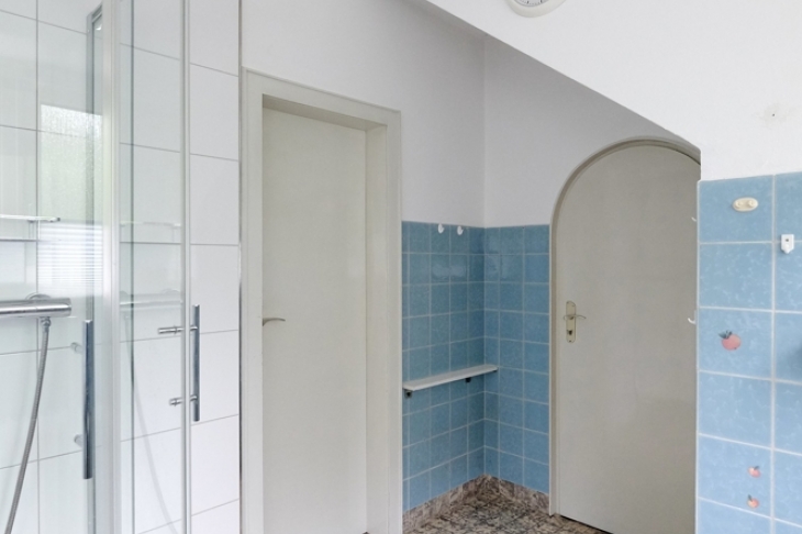 Badzugänge vom Elternschlafzimmer u. vom Kinderzimmer