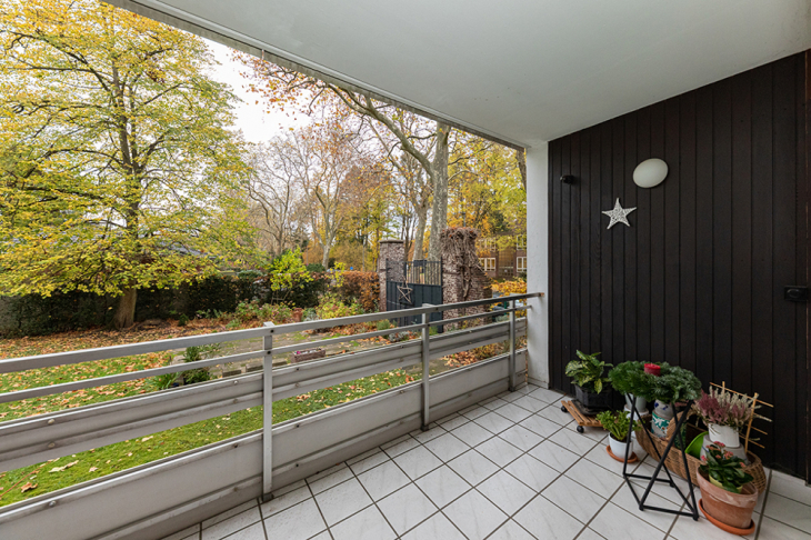Balkon mit Blick in den Gemeinschaftsgarten