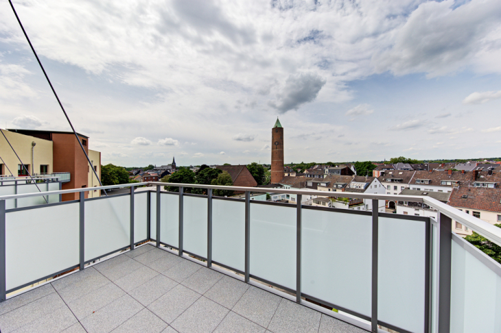 Balkon mit Blick über die Stadt