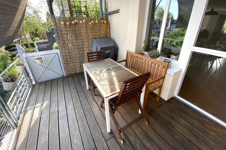 Balkon mit Holzboden