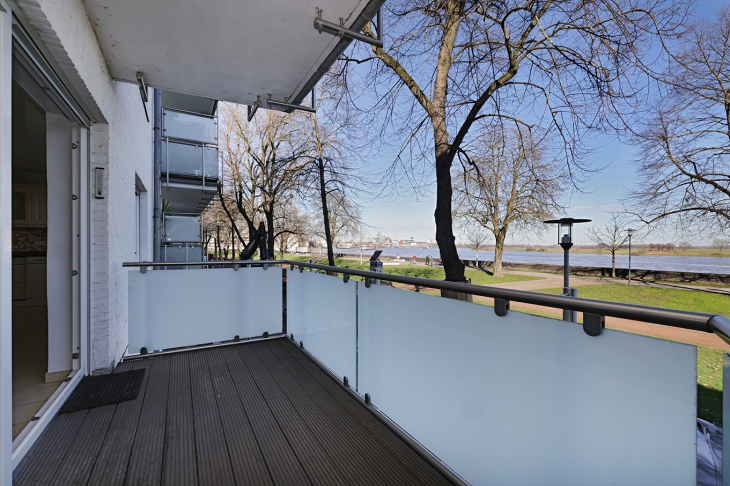 Balkon mit Rheinblick