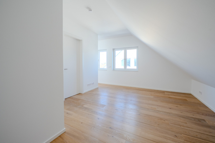 Behagliches Schlafzimmer mit Ankleidebereich