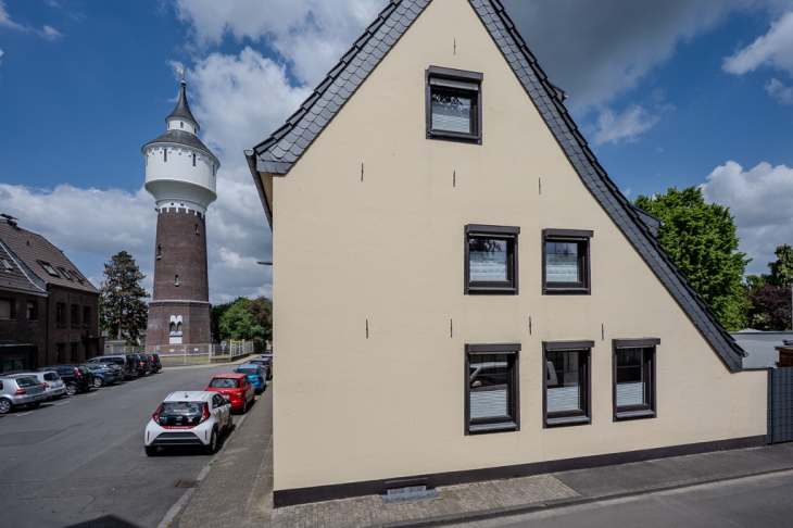 Besondere Architektur mit Blick zum Wasserturm