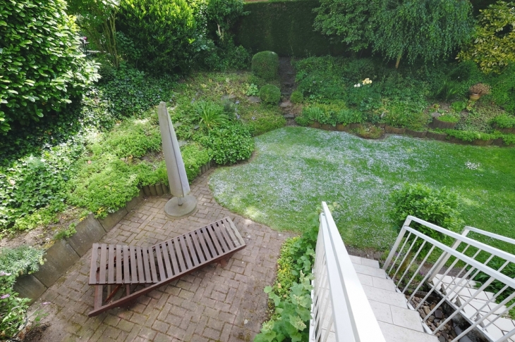 Blick auf Garten u. untere Terrasse