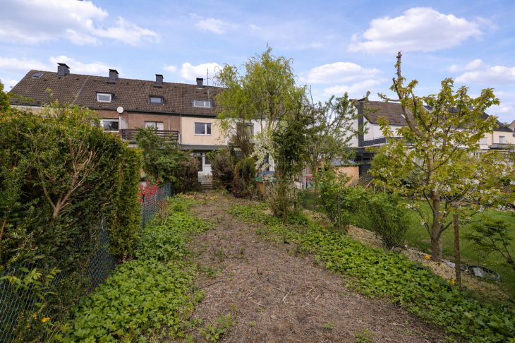 Blick auf Haus vom Gartengrundstück