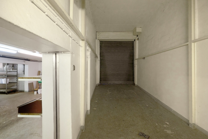 Blick auf hohe Garagenzufahrt aus dem Innenraum
