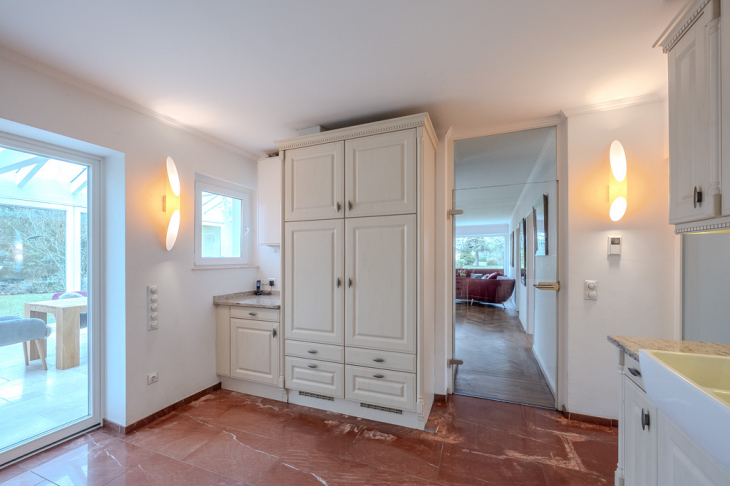 Blick aus der Küche zum Wintergarten und Wohnbereich