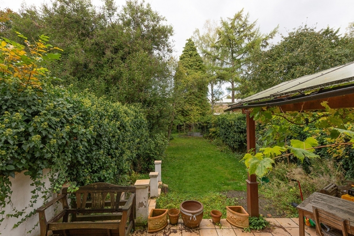 Blick ins Gartengrundstück