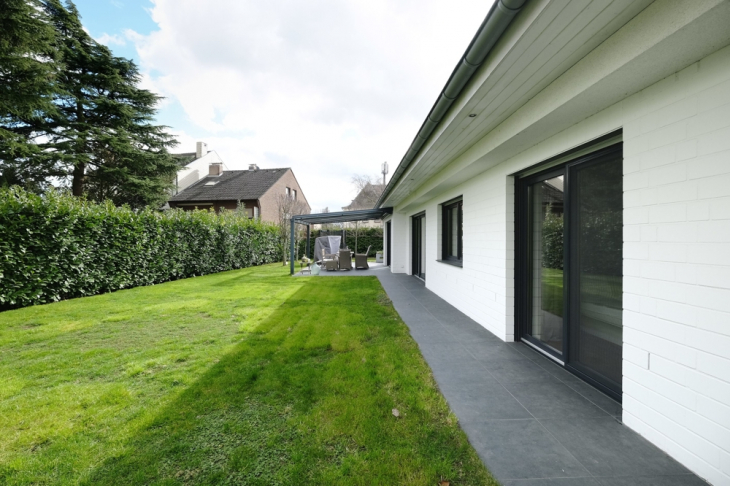 Blick über das Gartengrundstück am Haus entlang