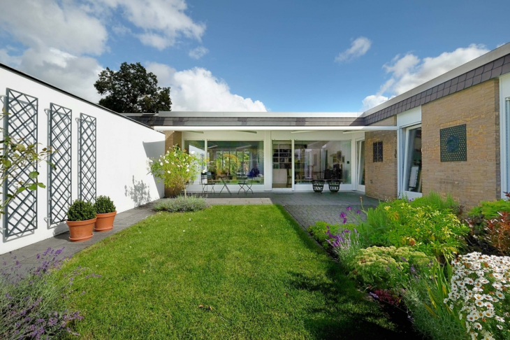 Blick über das Gartengrundstück Richtung Terrasse