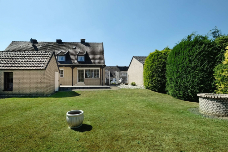 Blick über das Grundstück zum Haus