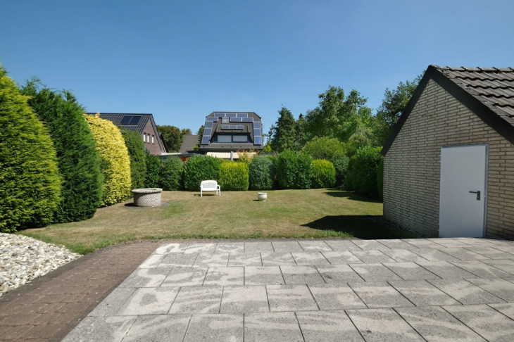 Blick über Terrasse in den Garten