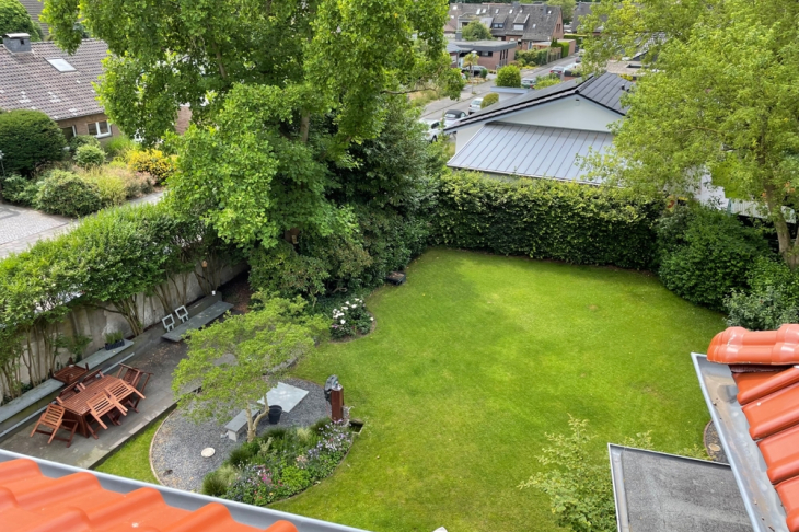 Blick vom Dachgeschoss in den Garten