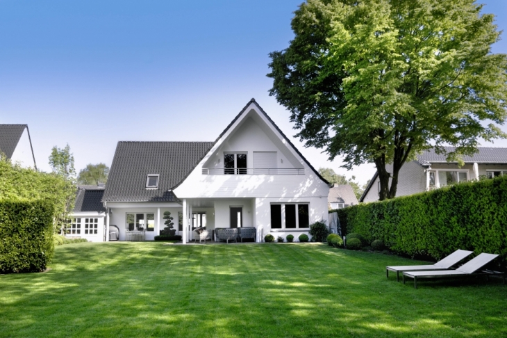 Blick vom Garten auf das Haus