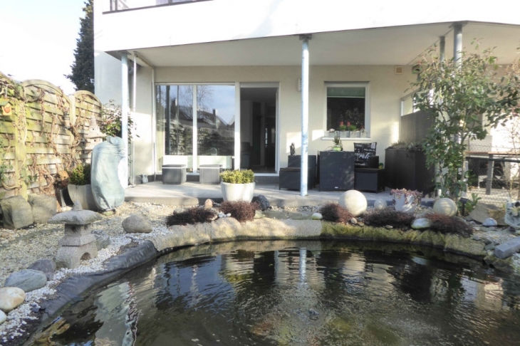 Blick vom Garten zur Terrasse