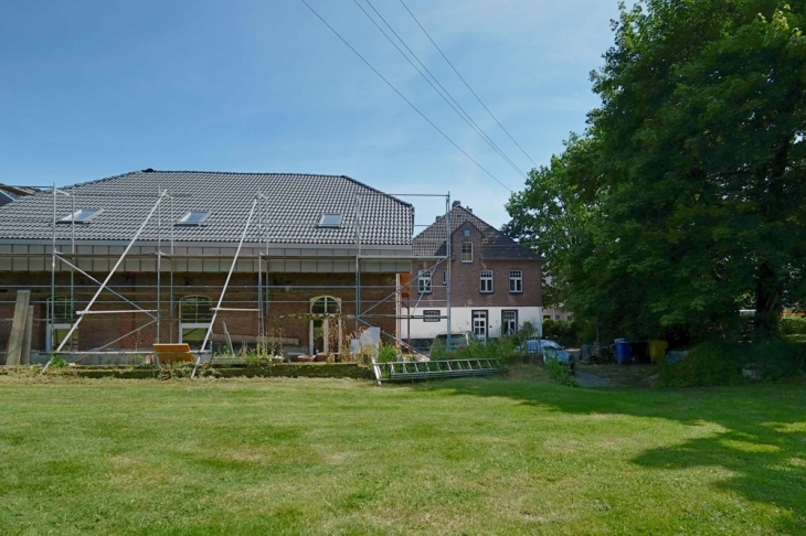 Blick vom Grundstück auf Scheune u. Wohnhaus