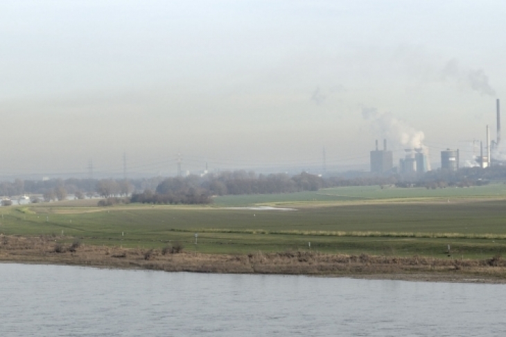 Blick vom Wohnraum auf den Rhein
