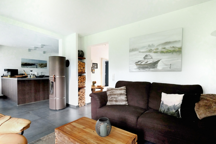 Blick vom Wohnzimmer in offenen Küchen-Essbereich