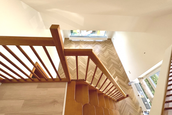 Blick von der Empore mit Raumspartreppe