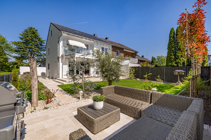 Blick von der Lounge-Terrasse Richtung Haus