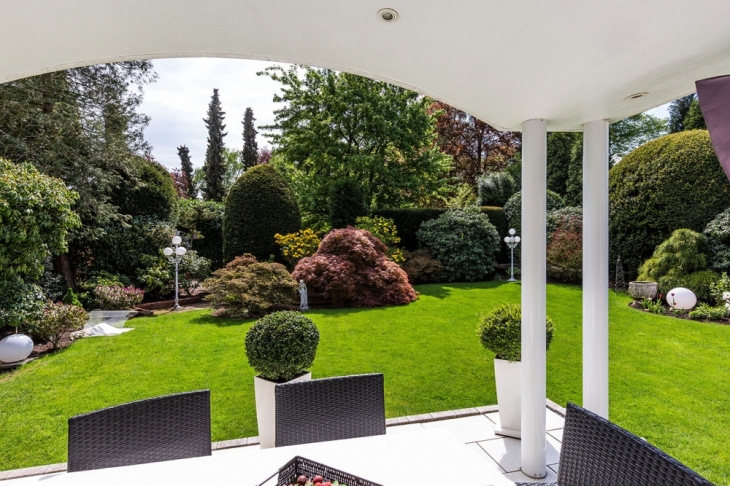Blick von der Terrasse in den Garten
