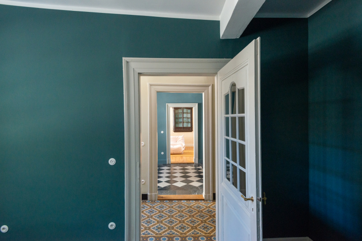 Blick von Garderobe / Büro
