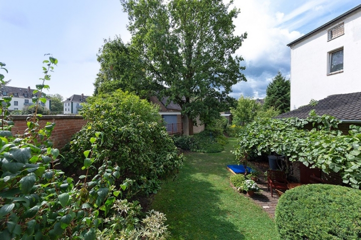 Blick von oben auf den ersten Gartenabschnitt