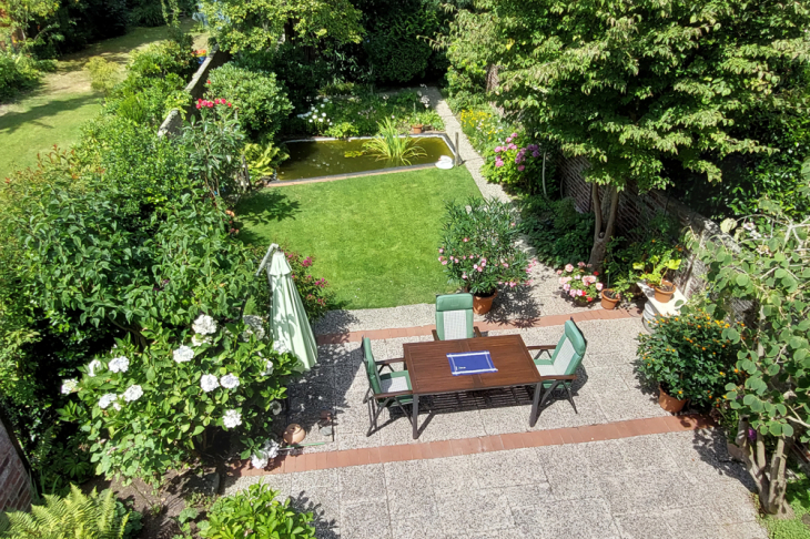 Blick von oben in den Garten