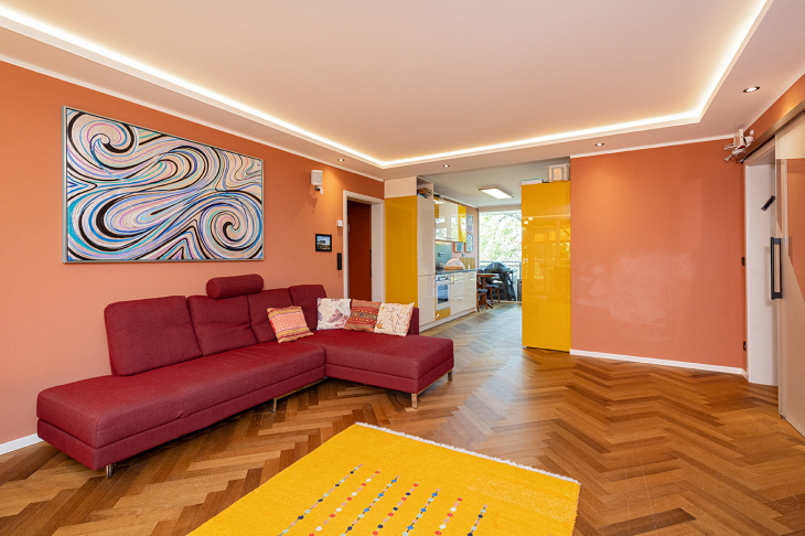 Blick Wohnzimmer zur offenen Küche