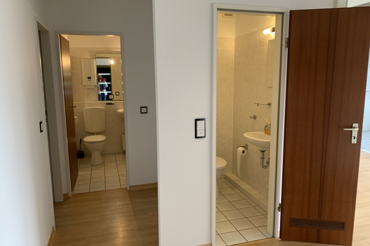 Blick zum Bad und Gäste WC