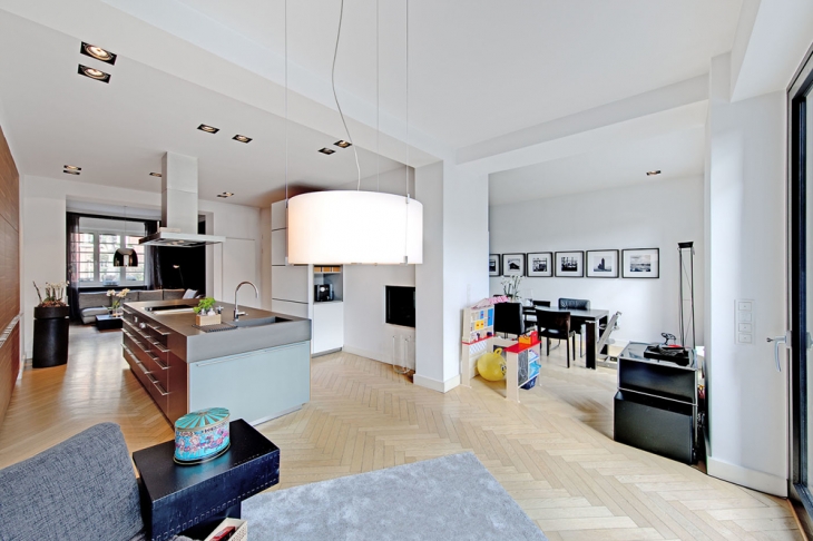 Blick zur Küche / Wohn- und Kaminzimmer
