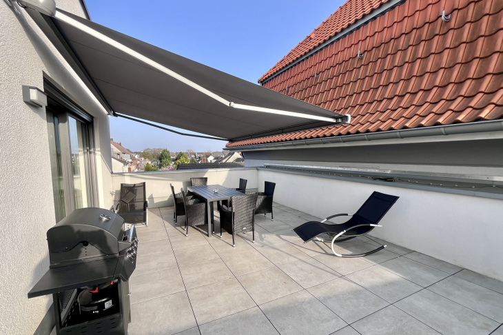 Dachterrasse aktuell mit Markise und Möbeln