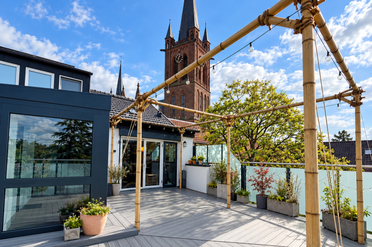 Dachterrasse mit Bambuspergola