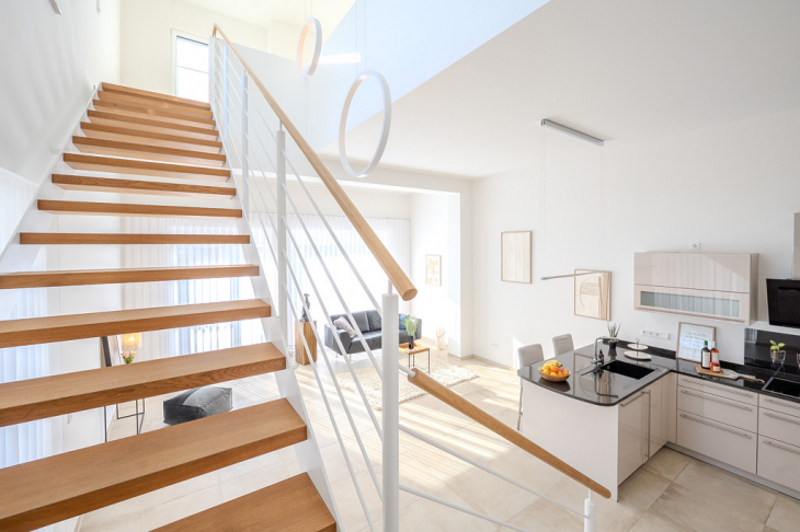 Design-Treppe mit zauberhaften Pendelleuchten