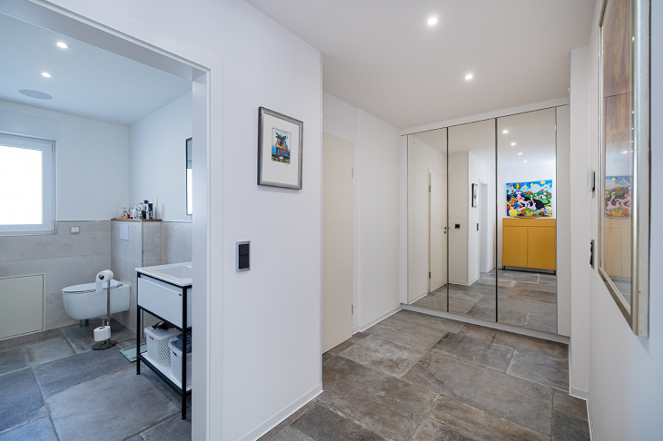 Diele EG mit Einblick Duschbadezimmer