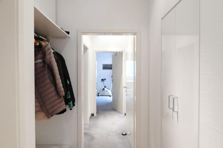 Diele mit Garderobe u. Einbauschrank mit altem Bodenbelag
