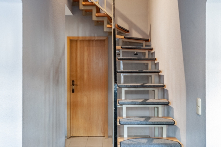 Diele mit Treppe ins DG