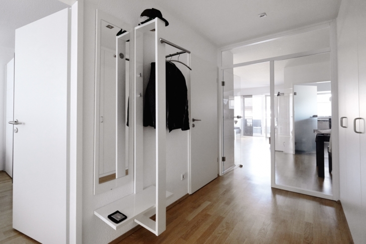 Diele mit Verglasung zum Wohn-Esszimmer
