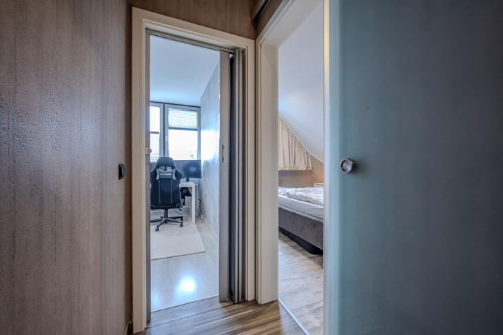 Diele zu Büro u. Schlafzimmer