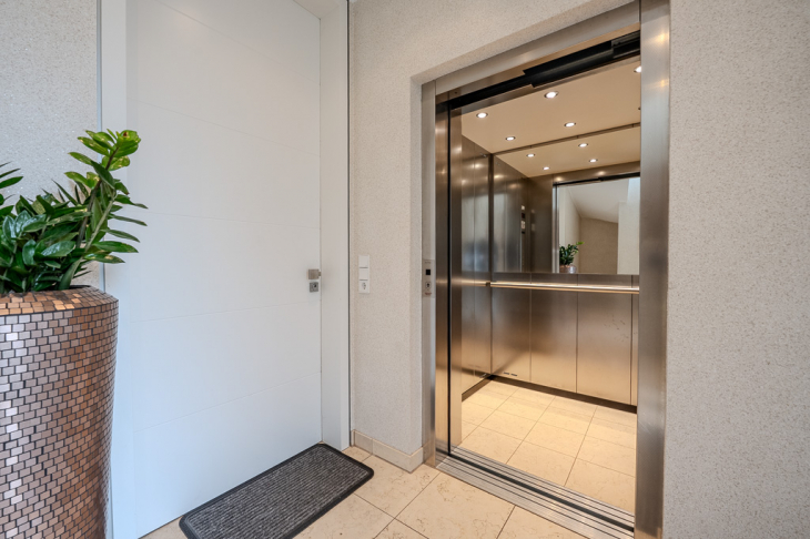  Direkte Aufzugsfahrt ins Untergeschoss 