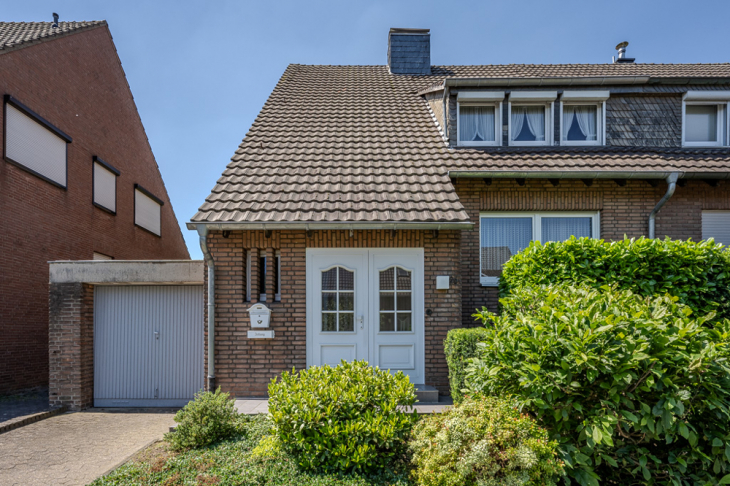 Doppelhaushälfte mit Garage