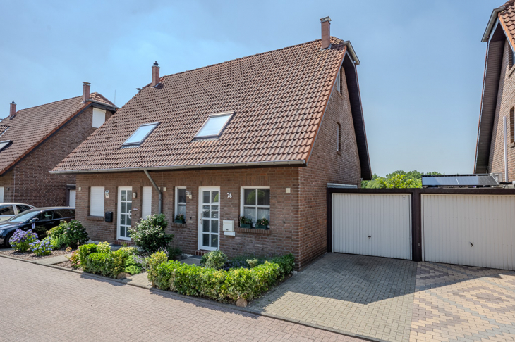 Doppelhaushälte mit Garage