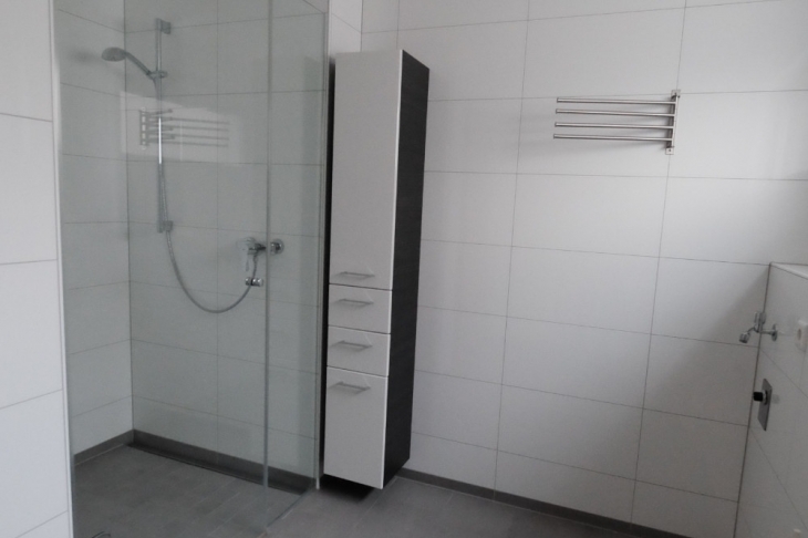 Dusche mit Bad