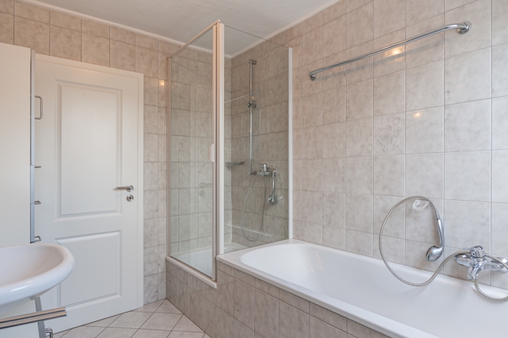 Dusche und Wanne