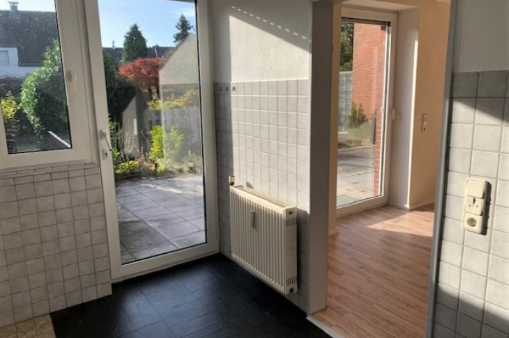 EG Blick aus Küche zur Terrasse und i.d. Wohnraum