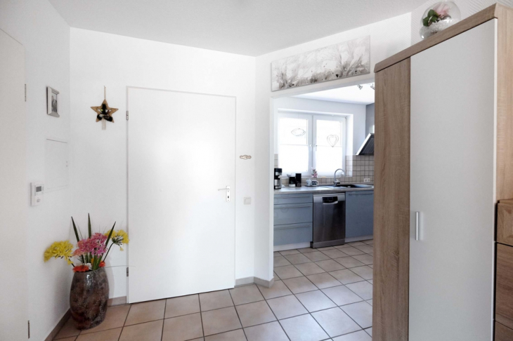 EG, Eingangsbereich mit Blick in die Küche