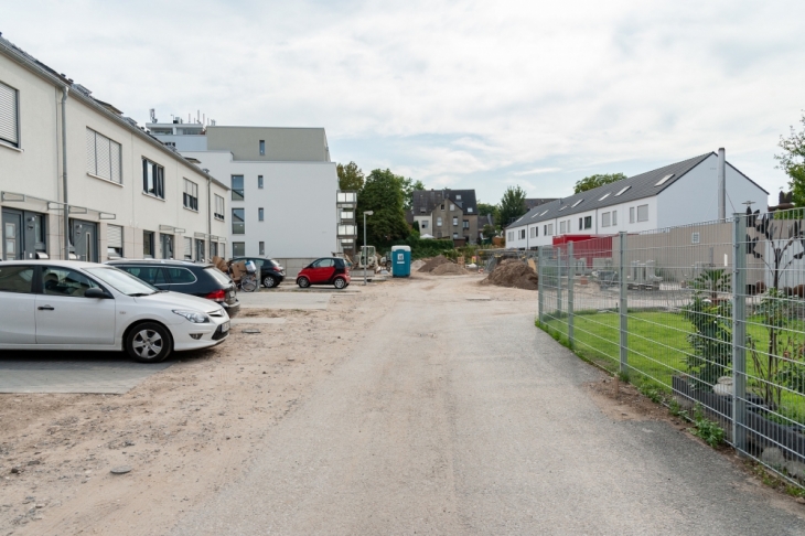 Einfahrt zum Mehrfamilienhaus