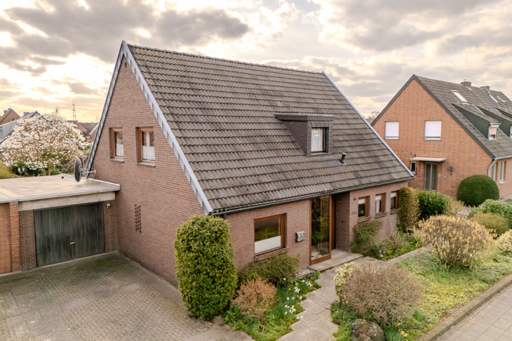Einfamilienhaus mit Garage und Stellplatz
