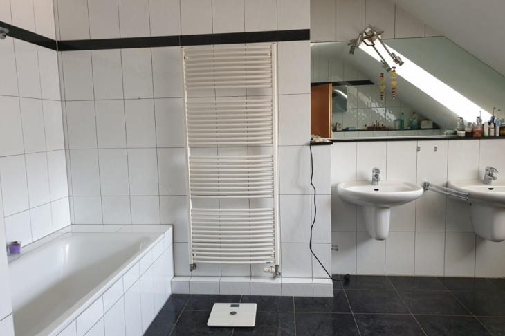 Elternbad mit Fenster,Wanne und Dusche